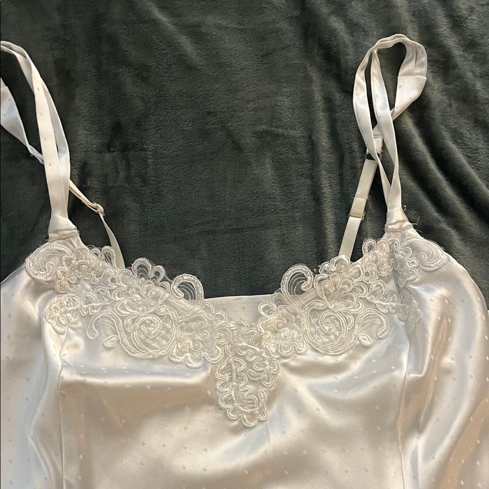 Elegant White Lace Trim Satin Chemise - Picture 4 of 5